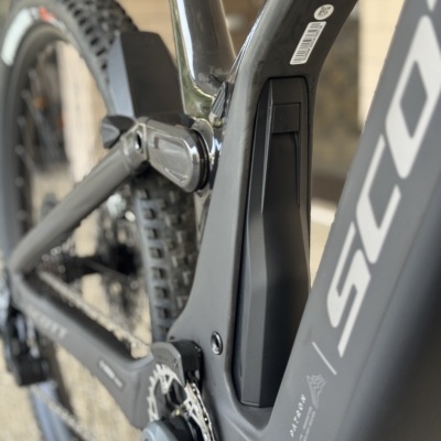 Bicicleta elétrica SCOTT preta com bateria integrada e pneus de cravos