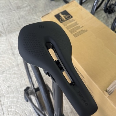 Selim de bicicleta preto com abertura central num quadro cinza