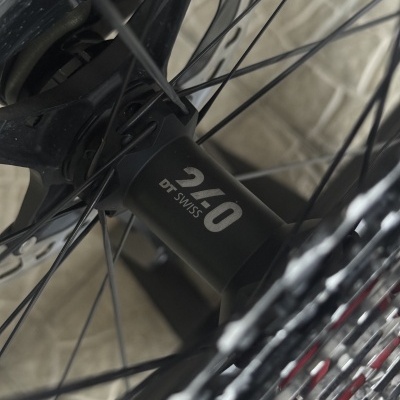 Cubo de roda de bicicleta preto com inscrição 240 DT SWISS e raios pretos