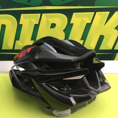 Capacete de ciclismo preto com detalhes vermelhos em fundo verde e amarelo