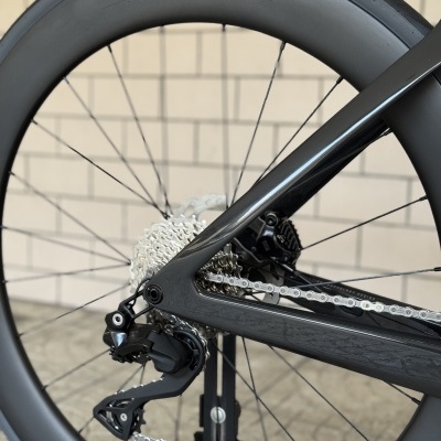 Roda traseira de bicicleta com pneu Schwalbe Pro One Aero e cassete de múltiplas engrenagens