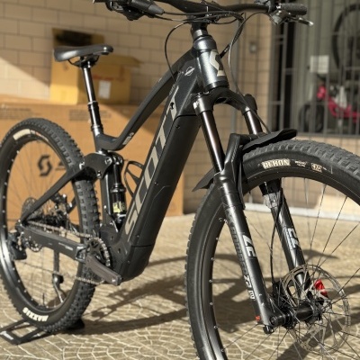 Bicicleta de montanha elétrica preta da marca SCOTT com pneus Maxxis Rekon e suspensão dianteira LC Bomber Z2