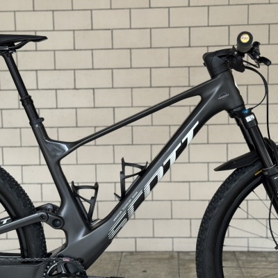 Bicicleta de montanha preta com quadro SCOTT e suspensão FOX