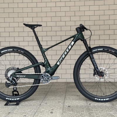 Bicicleta de montanha Scott preta e verde com pneus Maxxis e travões de disco