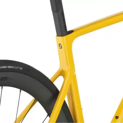 Quadro amarelo de bicicleta de estrada com selim preto e roda preta com inscrições ONE PRO 505
