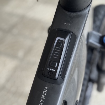 Controle de bateria Bosch numa bicicleta cinza com a inscrição PATROL.