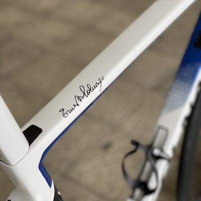 Quadro de bicicleta branco com assinatura Ernesto Colnago