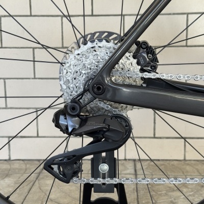 Roda traseira de bicicleta com cassete e desviador Shimano Ultegra
