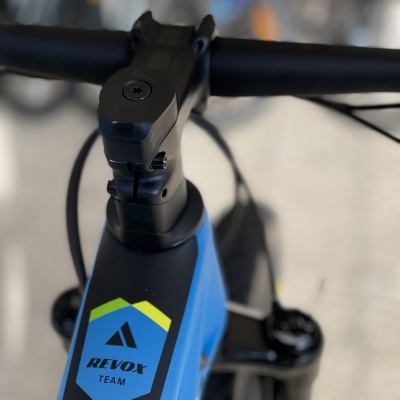 Bicicleta quadro azul e preto com etiqueta REVOX TEAM