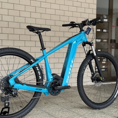 Bicicleta elétrica azul SCOTT com pneus pretos KENDA e travões a disco