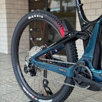 Parte traseira de bicicleta SCOTT com pneu Maxxis e componentes Bosch