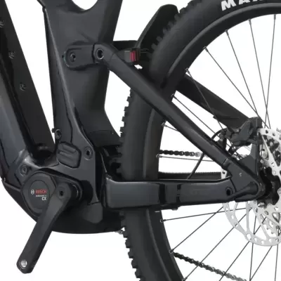 Bicicleta elétrica de montanha preta com motor Bosch e pneu de cravos
