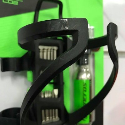 Suporte para garrafa de bicicleta em plástico preto com embalagem verde