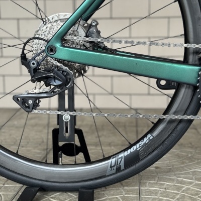 Roda traseira de bicicleta com aro de carbono Evision 40 DB TC e quadro metálico verde