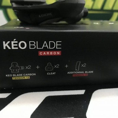 Embalagem preta com texto KÉO BLADE CARBON e descrição do conteúdo