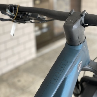 Quadro de bicicleta azul mate com guiador preto, inscrição LEGEND S visível.