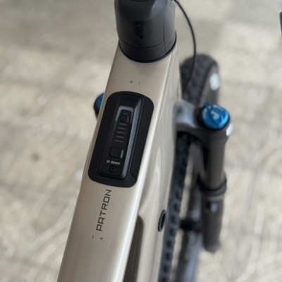 Quadro de bicicleta elétrica bege com display Bosch e texto PATRON
