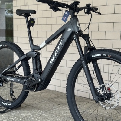 Bicicleta montanha elétrica preta e cinza SCOTT com pneus Maxxis Rekon EXO e suspensão dianteira e traseira