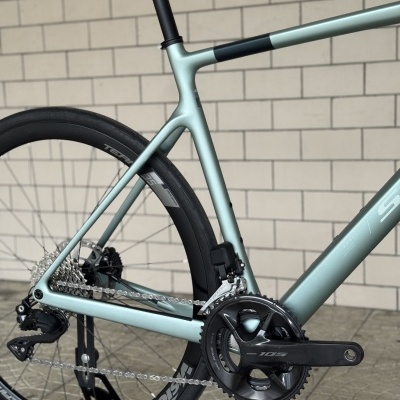 Quadro e roda traseira de bicicleta de estrada verde-azulada com componentes Shimano 105
