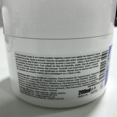 Frasco branco de creme soft para higiene com texto informativo em português