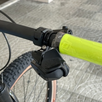 Punho de guiador de bicicleta com punho verde-limão e componente Shimano Deore XT preto