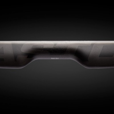 Guiador de bicicleta preto em carbono com o texto ZIPP