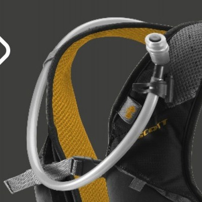 mochila desportiva preta com sistema de hidratação e detalhes amarelos