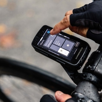 Computador de bicicleta preto com ecrã táctil montado em guiador de bicicleta molhada