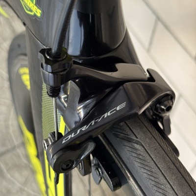 Freio dianteiro de bicicleta preto com pneus preto e detalhes amarelos