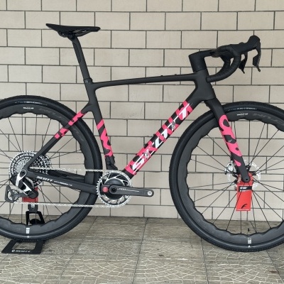 Bicicleta de estrada preta e rosa com rodas de carbono e pneus Schwalbe G-ONE RS PRO