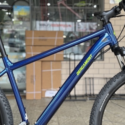 Bicicleta de montanha azul BERGAMONT com pneus largos e suspensão dianteira