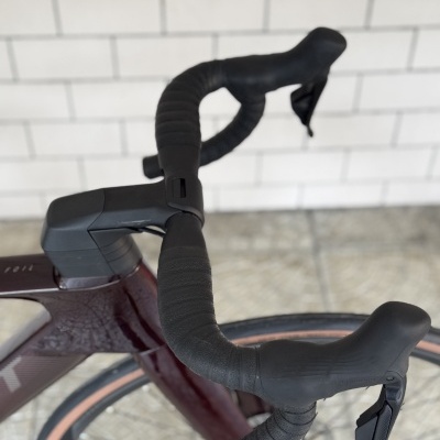 Guidão de bicicleta de estrada com empunhadura preta e quadro bordeaux