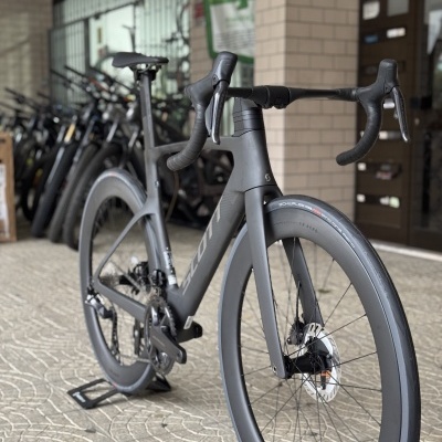 Bicicleta de estrada preta mate com rodas em carbono e travões de disco