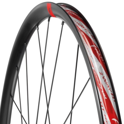 Roda de bicicleta preta com detalhes vermelhos e raios metálicos