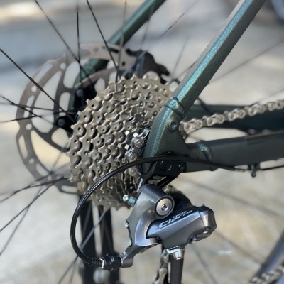 Close-up de sistema de transmissão de bicicleta com desviador Shimano Claris e disco de travão