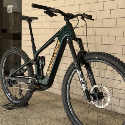 Bicicleta de montanha Santa Cruz verde com suspensão FOX e pneus Schwalbe Magic Mary