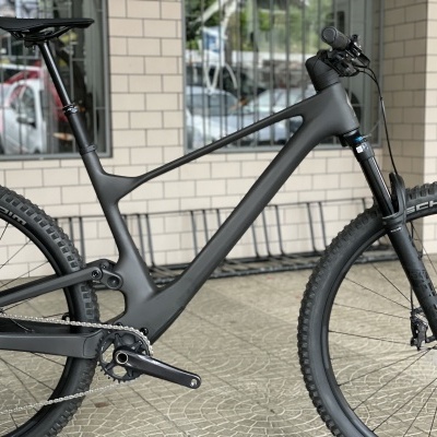 Bicicleta de montanha cinzenta com pneus Schwalbe em ambiente urbano