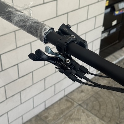 Punho de bicicleta preto com empunhadura protegida por plástico transparente