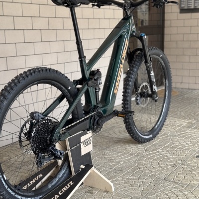 Bicicleta Santa Cruz de montanha verde escuro com pneus grossos e suspensão dianteira e traseira