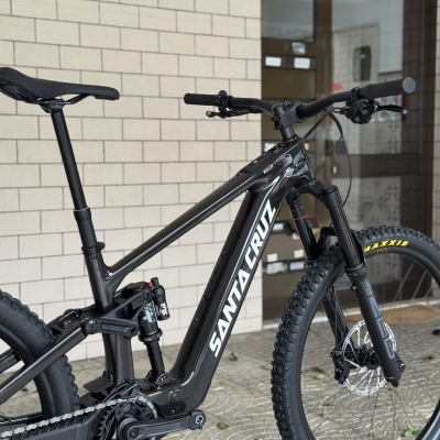 Bicicleta de montanha Santa Cruz preta com suspensão e pneus robustos