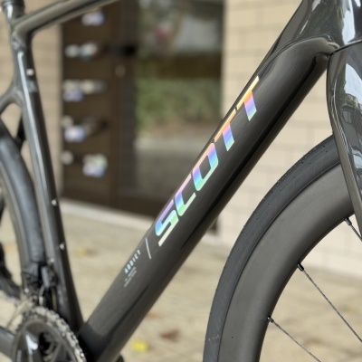 Quadro da bicicleta de estrada SCOTT cinza metálico com texto holográfico