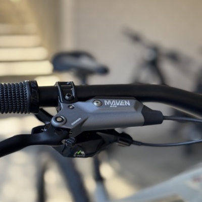 Punho de guiador de bicicleta com manete de travão preto e inscrição MAVEN