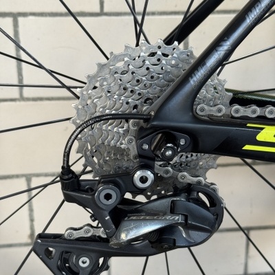 Roda traseira de bicicleta com cassete metálico e componentes Shimano Ultegra