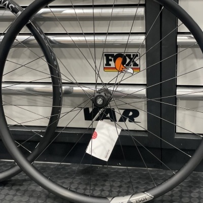 Roda de bicicleta preta com texto DT SWISS e etiquetas HXC e 1501
