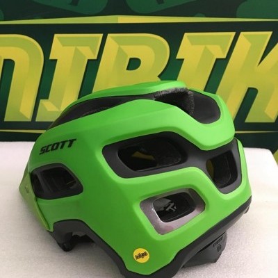 Capacete verde e preto para ciclismo com a marca SCOTT e selo MIPS