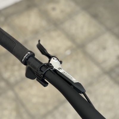 Guiador de bicicleta preto com manete prateada SHIMANO