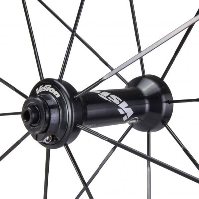 Roda de bicicleta preta com raios finos e cubo central com marca Vision