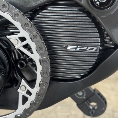 Parte mecânica de bicicleta elétrica com corrente e tampa EP8