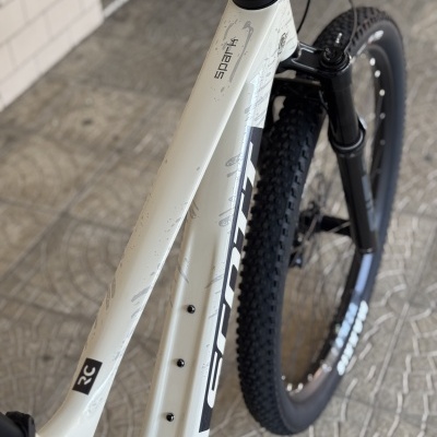 Bicicleta de montanha branca com texto Scott e Spark no quadro