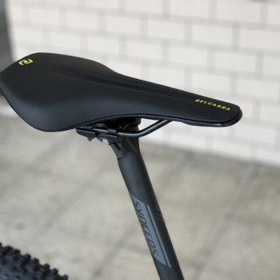 Selim de bicicleta preto com detalhes amarelos e inscrições R3 e HUSKY